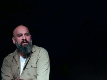 «به کفشات نگاه کن!»  به تماشاخانه لبخند می‌رود