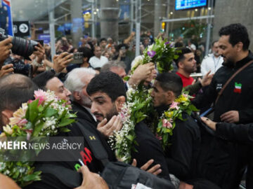 استبقال باشکوه از ملی پوشان کشتی آزاد؛ مردم سنگ تمام گذاشتند