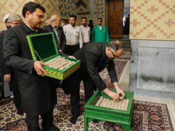 جایگزینی بیش از ۳۰۰ هزار مُهر تربت کربلا با مهرهای قدیمی حرم مطهر رضوی