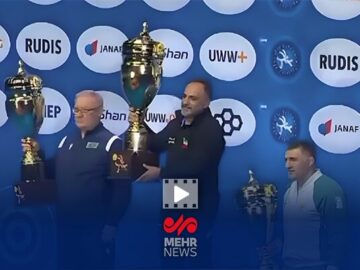 لحظه اهدای جام قهرمانی کشتی فرنگی جهان و به اهتزاز در آمدن پرچم ایران