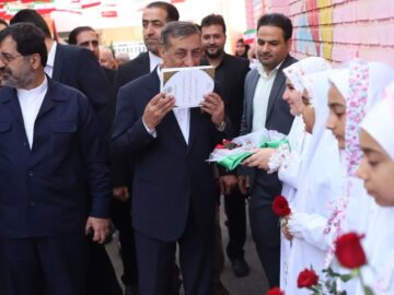 نواخته شدن زنگ اول مهر در قم توسط معاون اجرایی رئیس‌جمهور