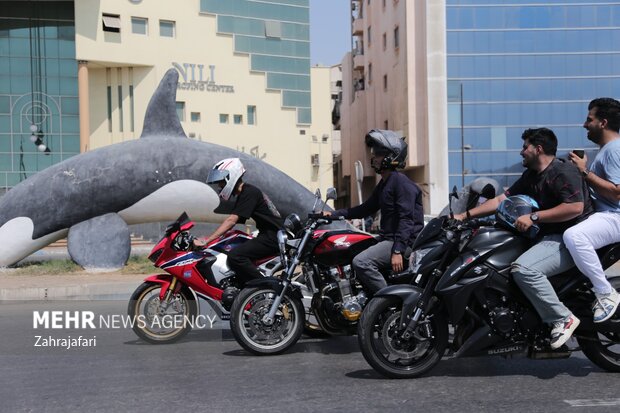 رژه خودرویی و موتوری یاران صمود در بندرعباس برگزار شد