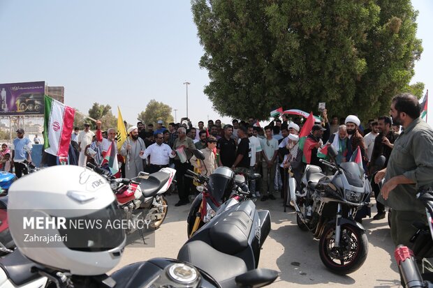 رژه خودرویی و موتوری یاران صمود در بندرعباس برگزار شد