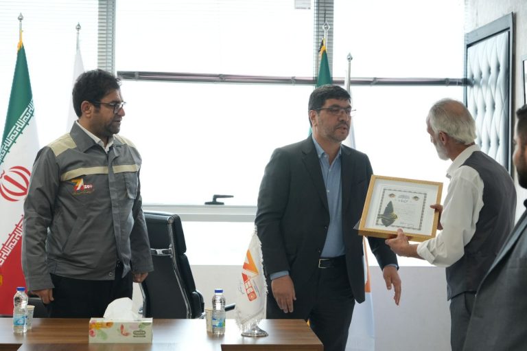 حسن صلحی، جانباز دفاع مقدس در فولاد زاگرس تجلیل شد